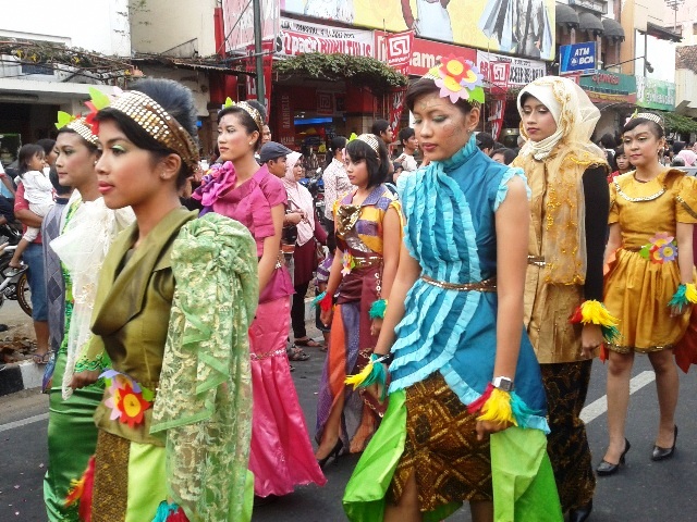 Model Kebaya Karnaval Modern Terbaru
